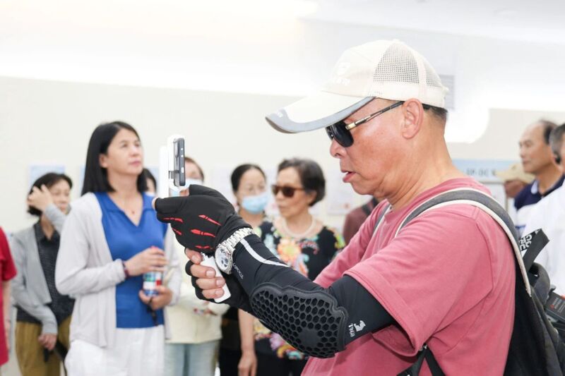 舟山市退休干部到访锐赛生命健康医学中心